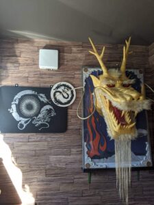 迫力ある黄金の龍の3Dアートと壁面の龍デザイン