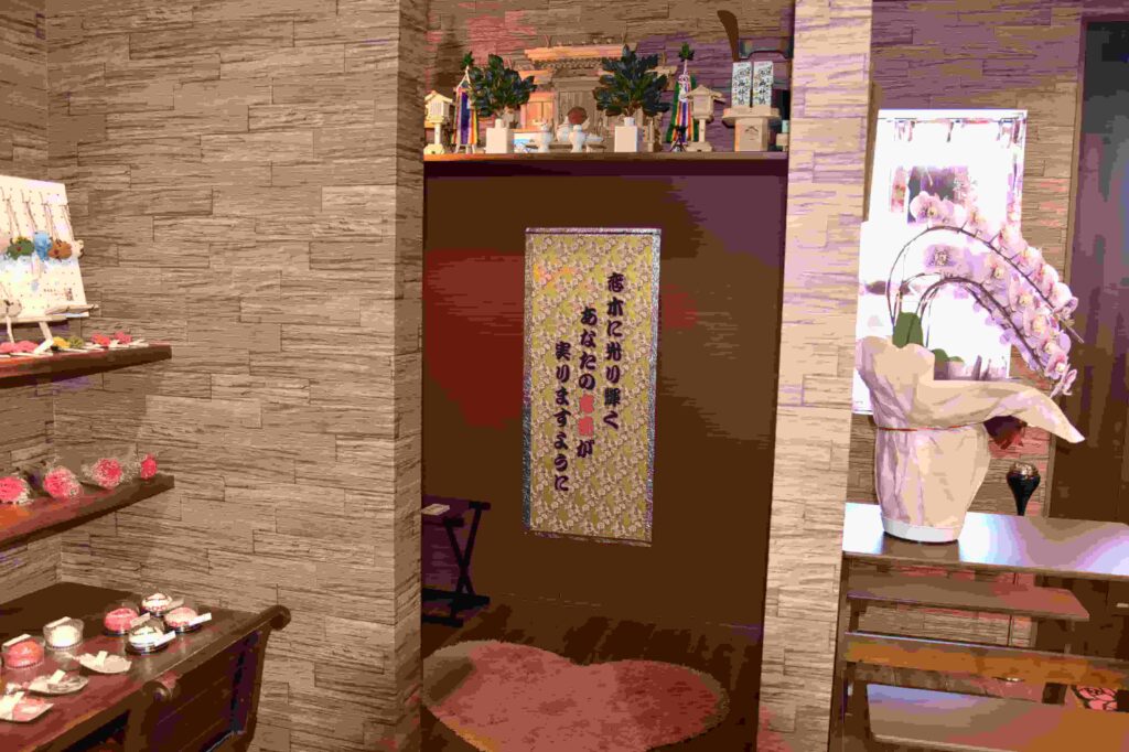 守護龍の郷・悠花店内にある祭壇と祈りの空間