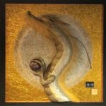 金色の背景に立体的な白い金龍が浮かび上がる、龍将による迫力ある守護龍アート作品